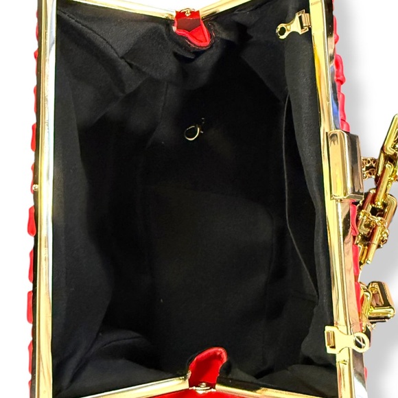 NWT A winner Red Pleated Clutch with Gold Chain Handle - Picture 3 of 9